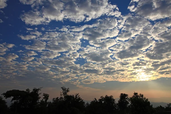 Beautifil amanecer con paisaje nublado —  Fotos de Stock