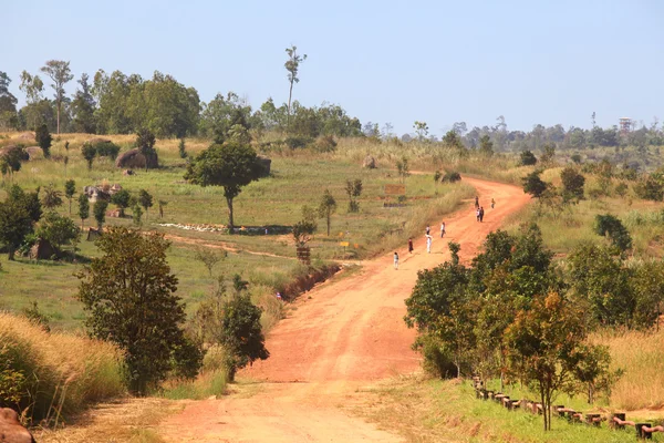 Reisende går på Curve Dirt Road – stockfoto