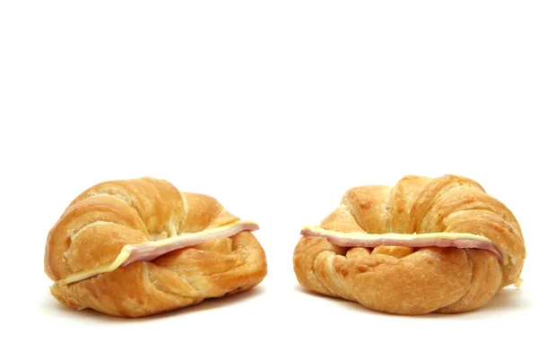 Zwei Schinken-Käse-Croissant auf weiß — Stockfoto