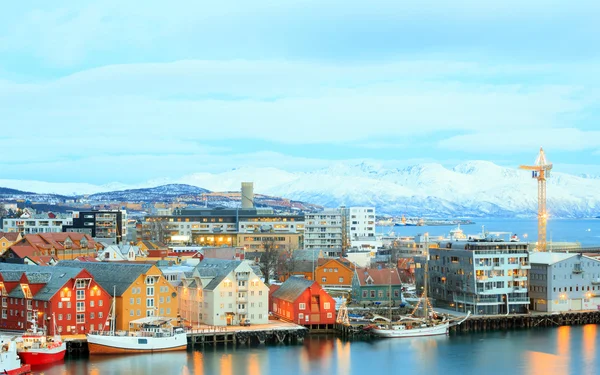 Romso stadsgezicht bij zonsondergang troms, Noorwegen — Stockfoto