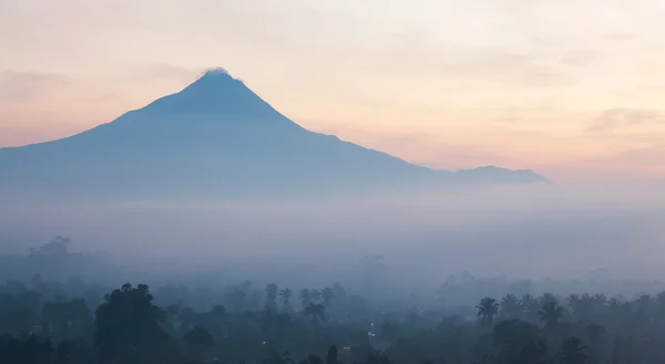 Sunrise landskap berget merapi Indonesien — Stockfoto