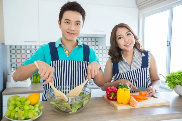 Paren in keuken — Stockfoto