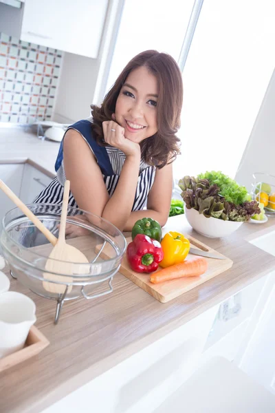 Mujer en la cocina — Foto de Stock