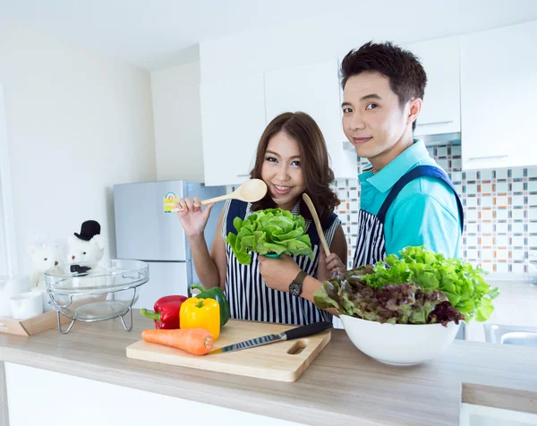 Gelukkig paren in keuken — Stockfoto