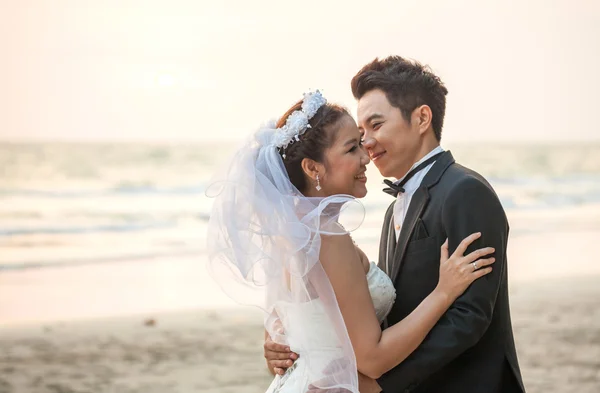 Parejas Boda playa puesta del sol — Foto de Stock