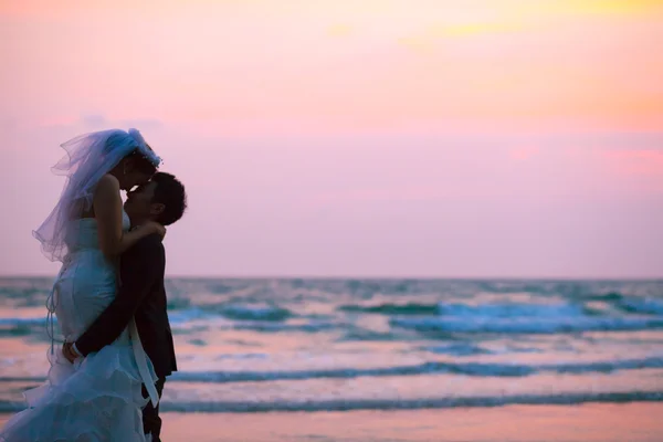 Parejas Boda playa puesta del sol —  Fotos de Stock