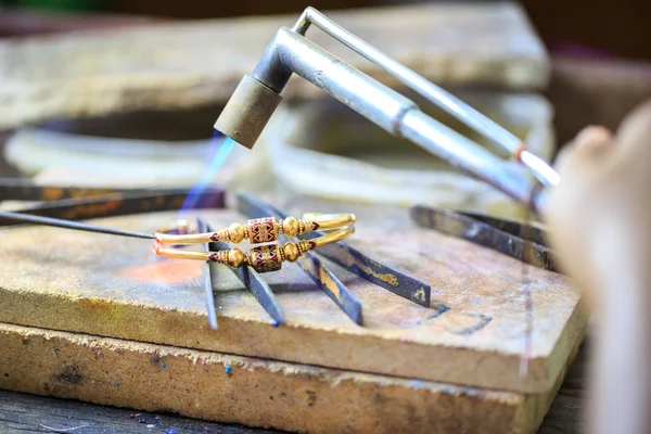 Goldsmith making bracelet — Stock Photo, Image