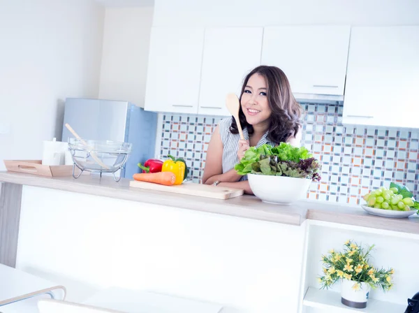 Vrouw ontspannen in keuken — Stockfoto