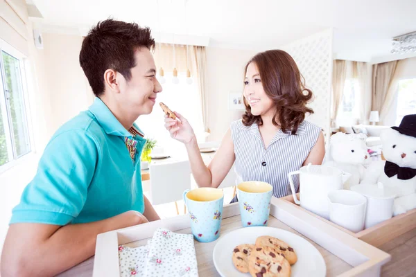 Casal com café da manhã — Fotografia de Stock