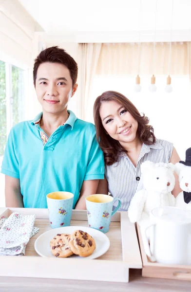 Pareja con desayuno — Foto de Stock