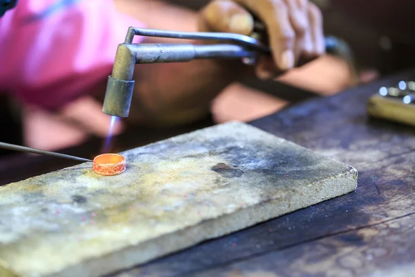 Goldsmith making ring — Stock Photo, Image