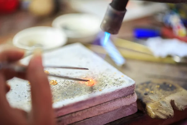 Goldsmith making gold — Stock Photo, Image