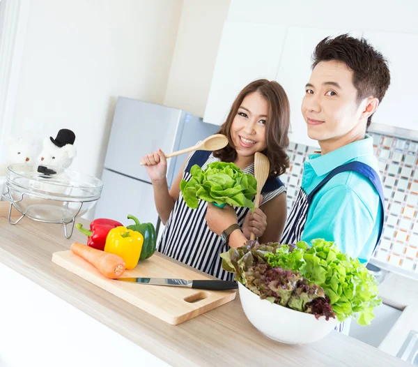 Casais na cozinha moderna — Fotografia de Stock