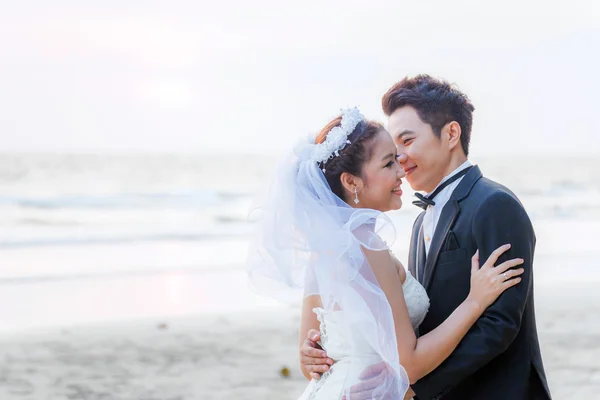 Casal de casamento na praia — Fotografia de Stock