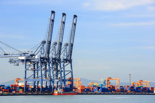 Большой промышленный порт — стоковое фото