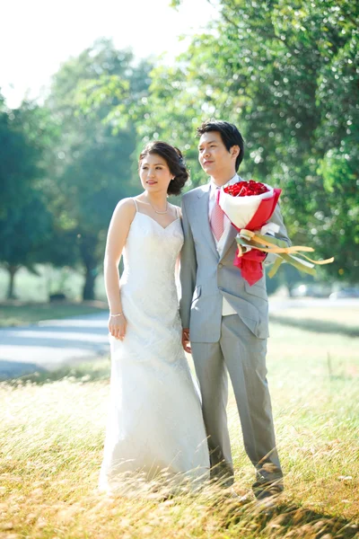 Couples of bride and groom looking forward future concept — Stock Photo, Image