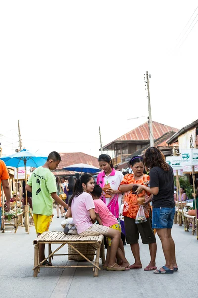 Tourists at Rim Yom 2437 night market Sukhothai — Stock Photo, Image