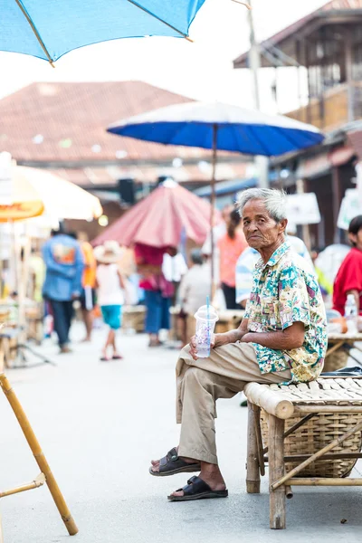 Tourists at Rim Yom 2437 night market Sukhothai — Stock Photo, Image