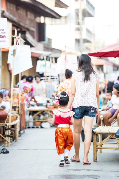 Touristen am Rand des 2437 Nachtmarktes sukhothai — Stockfoto