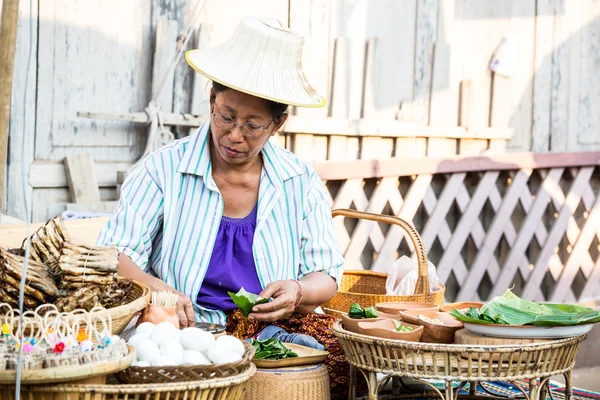 Merchant at Rim Yom 2437 night market — Stock Photo, Image