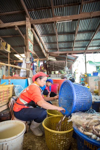 Fishermen working in fish market — Stock Photo, Image