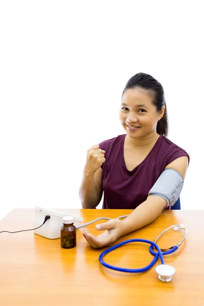 Mujer con prueba de presión arterial — Foto de Stock