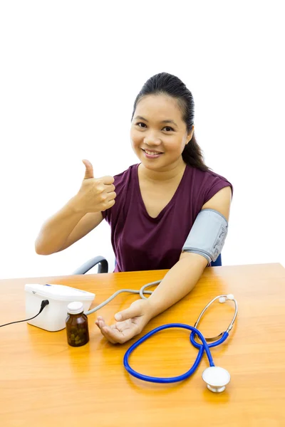 Donna con test di pressione sanguigna — Foto Stock