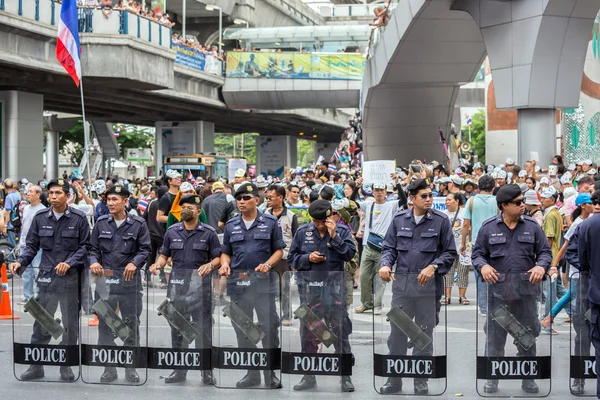 Police guard Guy fawkes protest — Stock Photo, Image