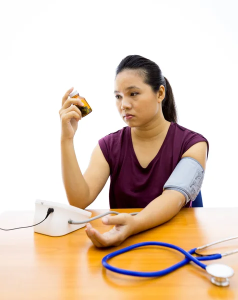 Mujer infeliz con la prueba de presión arterial —  Fotos de Stock