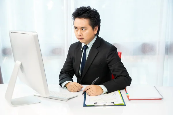 Homem de negócios trabalhando com desktop — Fotografia de Stock