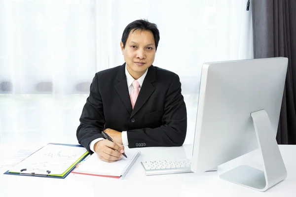 Geschäftsmann bei der Arbeit — Stockfoto