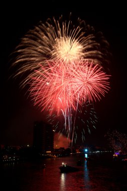 büyük kırmızı havai fişek