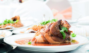 domuz knuckle güveç