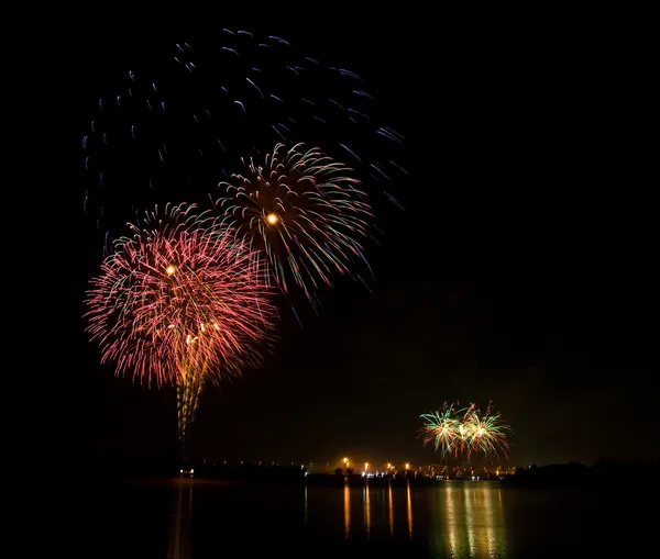 Fuegos artificiales verdes y rosados en el lago —  Fotos de Stock