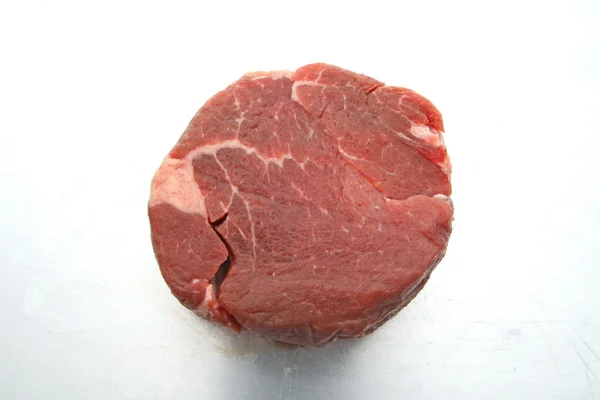 Lombo de carne crua em chapa de aço — Fotografia de Stock