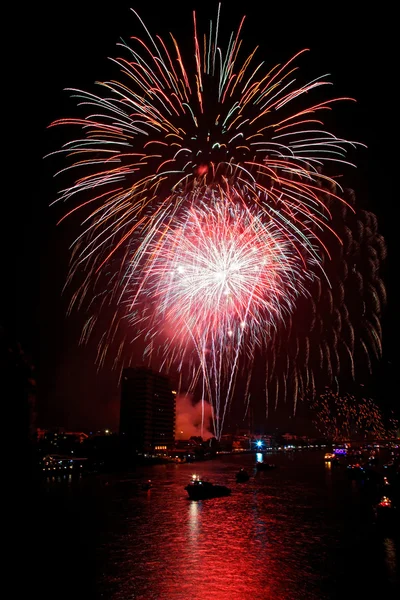 Grandi fuochi d'artificio rossi — Foto Stock