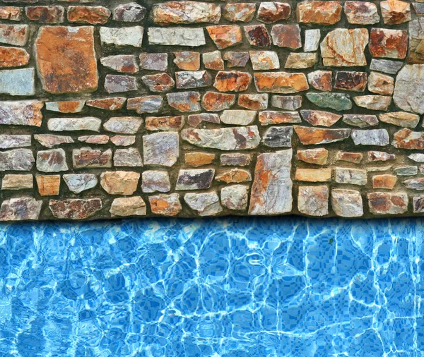 Pavimento de pedra irregular com fundo de piscina — Fotografia de Stock