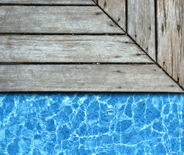 Pavimento de madeira com fundo de piscina — Fotografia de Stock