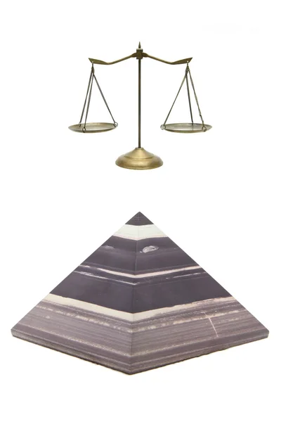 Beyaz altın ölçekte ve izole kahverengi taş piramit — Stok fotoğraf