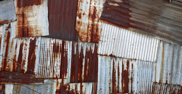 Soyut eski paslı galvaniz ve çelik panel oluklu — Stok fotoğraf