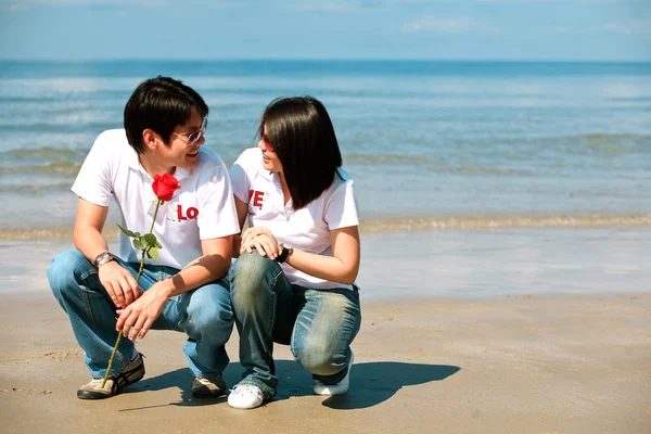 Romantic couples, each other seeing eyes on the beach — Stock Photo, Image