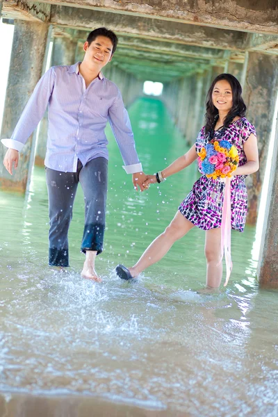 Couples enjoy in the beach — Stock Photo, Image