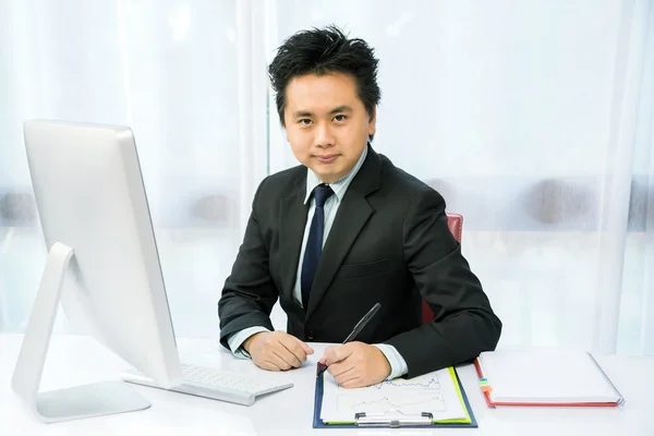 Geschäftsmann bei der Arbeit — Stockfoto