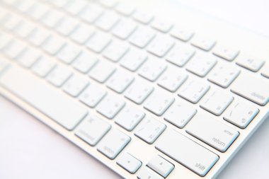 Beyaz modern klavye üzerinde dönüş düğmesi bakış