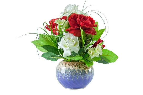 Beau bouquet de roses rouges et blanches en vase bleu sur fond blanc — Photo