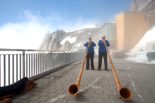 Alpine horns Player — Stock Photo, Image