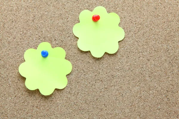 Two flower shape memo paper on cork board — Stock Photo, Image