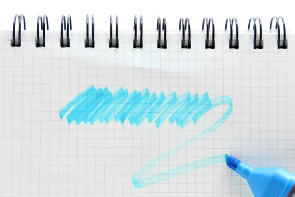 Ручка с чистым винтажным графиком бумаги спираль привязки записная книжка, йо — стоковое фото