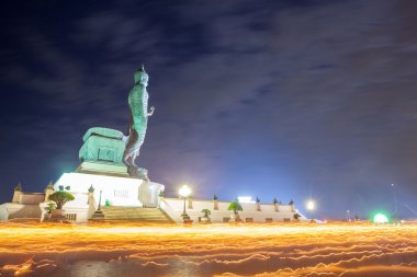 mum ışığı ile Budizm töreni