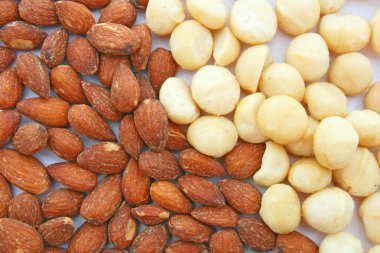 kavrulmuş badem ve macadamia yığın